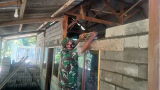 Wujud Gotong Royong! Satgas TMMD 129 Salatiga Bedah Rumah Ibu Aisyah di Desa Cukil Tengaran