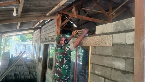 Wujud Gotong Royong! Satgas TMMD 129 Salatiga Bedah Rumah Ibu Aisyah di Desa Cukil Tengaran