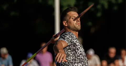 This Javelin Thrower Looks Like He is Impaling Himself in Crazy Optical Illusion Photo