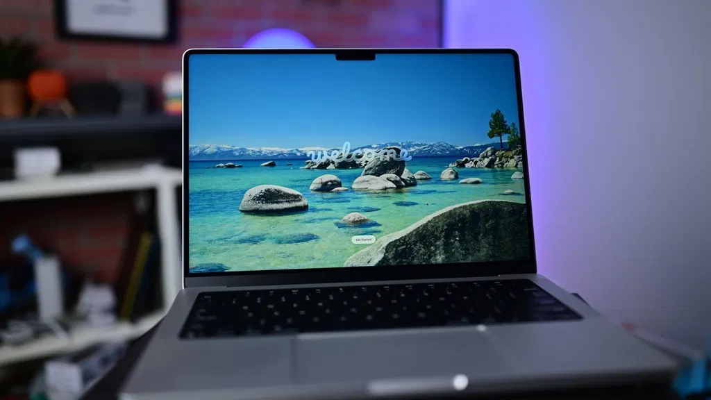 Touch-screen OLED MacBook Pro expected in October or November