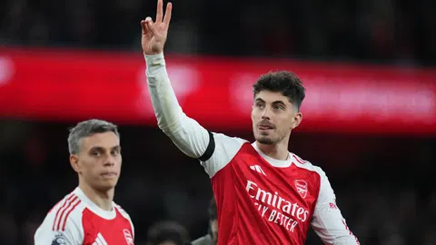 Arsenal close in on Premier League title with win over Burnley