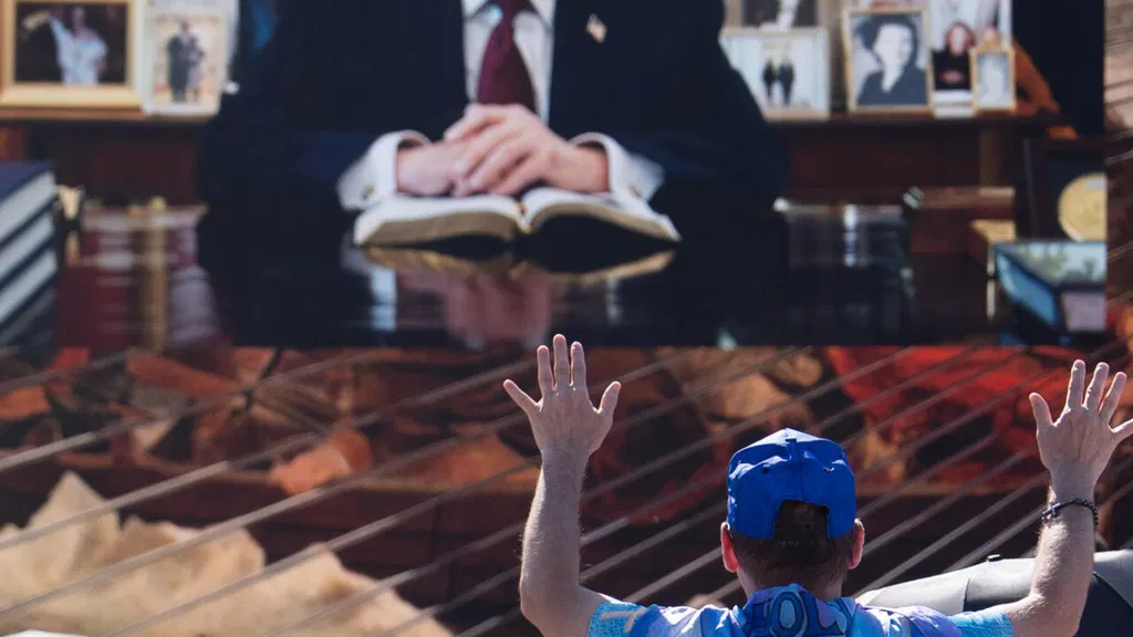 White House prayer rally draws thousands to Washington