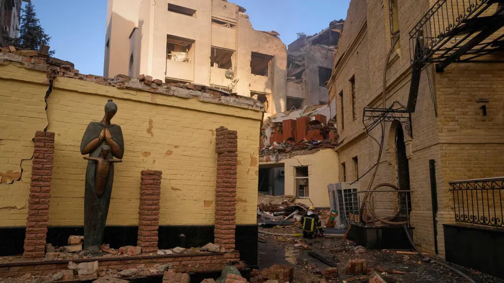Russia threatens fresh Kyiv strikes, warns foreigners to leave