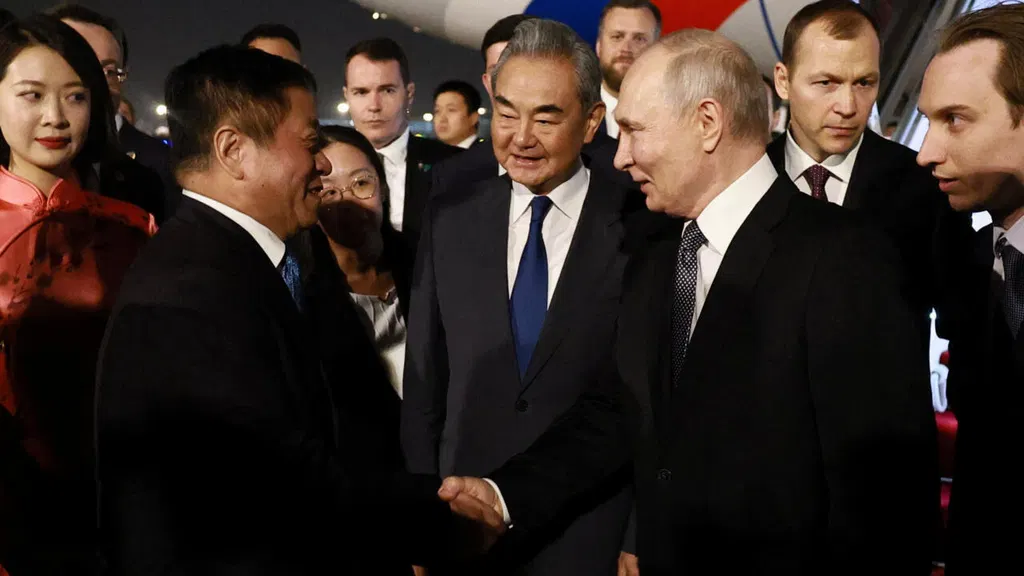 Putin seeks to reinforce China ties after Trump pageantry