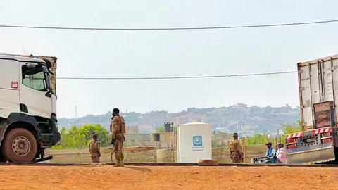 France urges citizens to leave 'extremely volatile' Mali 'as soon as possible'