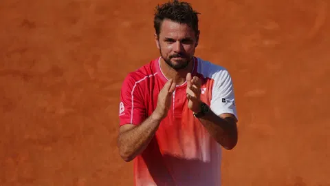 Tennis: Wawrinka says goodbye as Swiatek advances at Roland-Garros