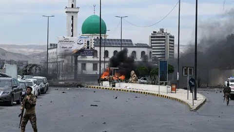 Syrian soldier killed and at least 18 people wounded by Damascus car bomb