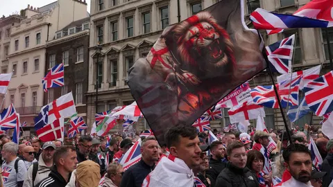 Thousands march in London for far-right, pro-Palestine protests