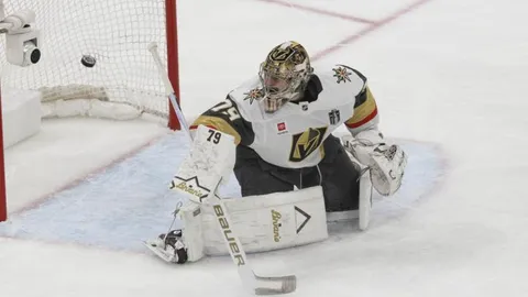 Why Golden Knights won't pull goalie Carter Hart for Adin Hill