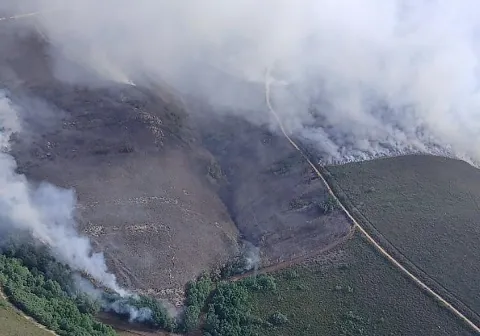 Evacúan tres pueblos de Omaña tras descontrolarse el incendio de Valdesamario que amenaza la reserva de la biosfera