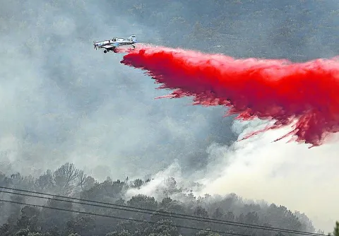 El fuego de Castellón se mantiene muy activo y hay 16.000 personas desalojadas