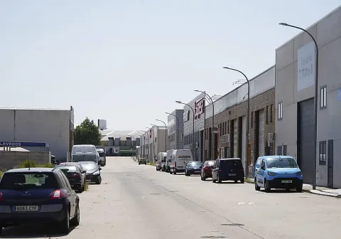 Los polígonos, al ralentí por la falta de mano de obra y las vacaciones