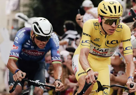 Van der Poel y Pogacar provocan el delirio en París