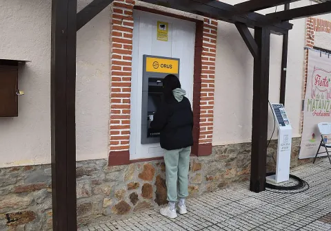 Adiós a la exclusión financiera: los trece pueblos salmantinos que estrenan cajero