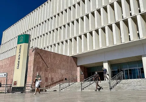 Prisión por agredir sexualmente durante meses a su compañera en un local de comida rápida de Málaga
