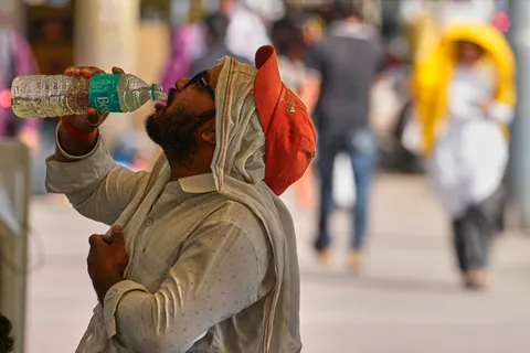 Heat wave empties roads and markets in north India as some farmers turn to nighttime work