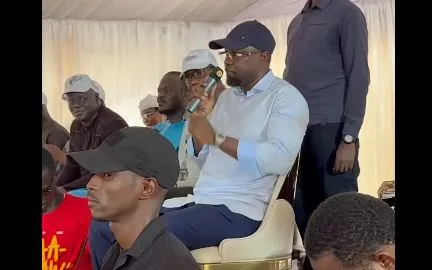 Commentaires sur Ousmane Sonko : « politigou naxé , xoti tissus, dioxé 2500, diékhna Sénégal… » (vidéo) par Chat