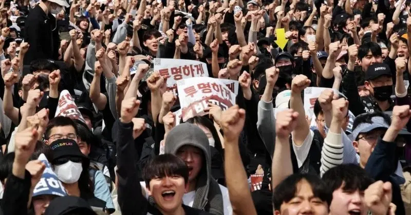 Samsung Electronics and union hold last-ditch talks to avert strike threatening global supply chains