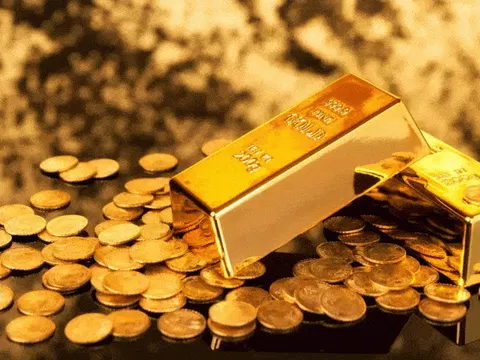 Gold slips as US-Iran tensions lift oil prices and stoke inflation fears