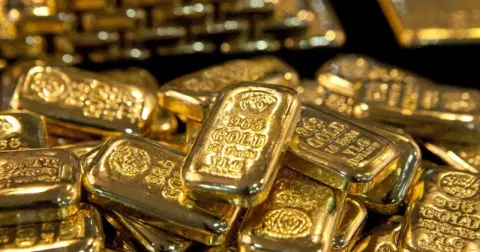 Gold holds gain as US-Iran truce hopes calm inflation fears