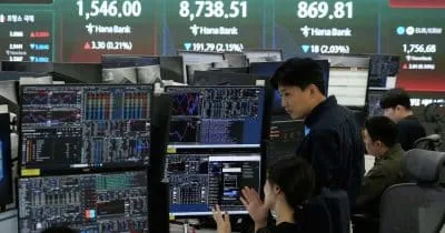 Asian shares tumble as traders lock in profits after AI rallies