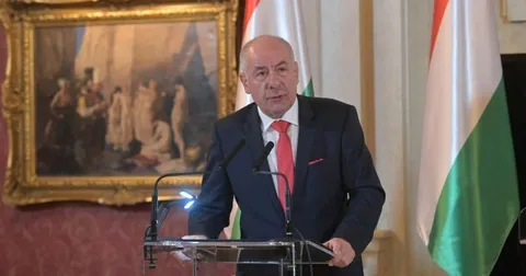 Hungary amends constitution to ease removal of President Sulyok