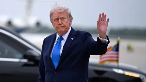 Trump convenes rare Camp David Cabinet meeting as Iran deal pressure grows