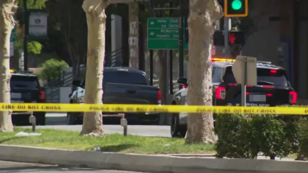 Bomb threat standoff at Bakersfield Chase Bank continues as negotiators work to release hostages