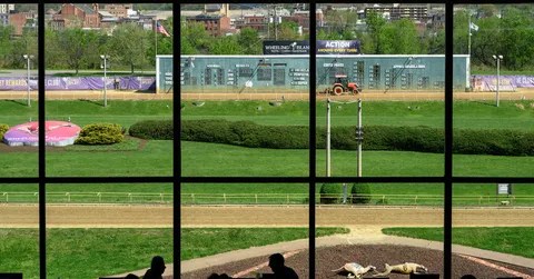 In a Quiet Corner of America, Greyhound Racing Hangs On. For Now.