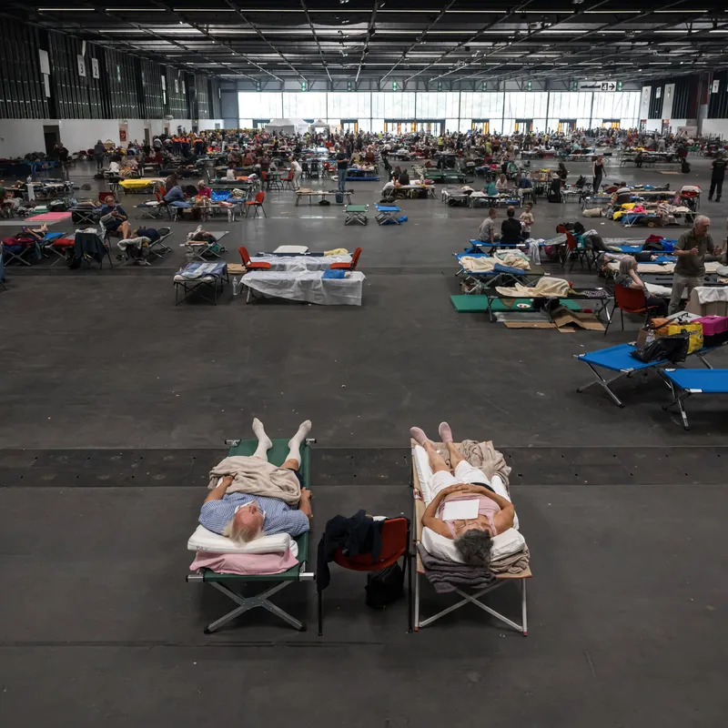 Flames Advance on Bordeaux, Where Evacuees Balance Dread and Hope