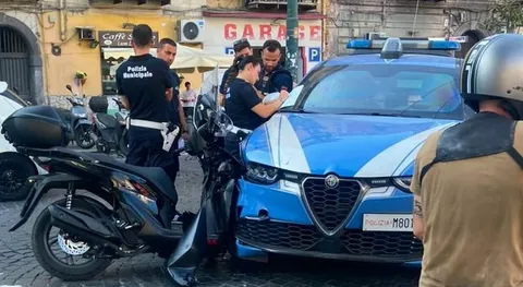 Napoli, fuga con schianto sulla volante: subito fuori il centauro del rione Sanit�