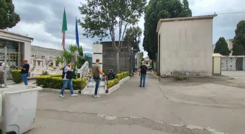 Spari nel cimitero di Torre Annunziata, ferita una donna: preso l'ex compagno. �Voleva ucciderla�