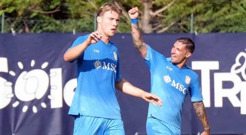Napoli-Carrarese 2-0, arriva la prima vittoria per Allegri: in gol Hojlund e Giovane