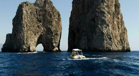 Boom di barche nel golfo, Capri blinda i Faraglioni: �Boe e controlli serrati�