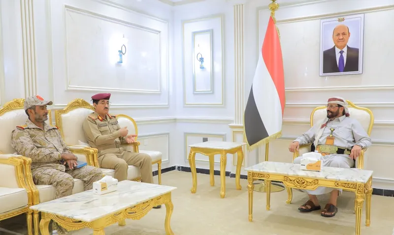 في لقاء بوزير الدفاع ورئيس الأركان.. العرادة: الدفاع عن الجمهورية معركة مصيرية