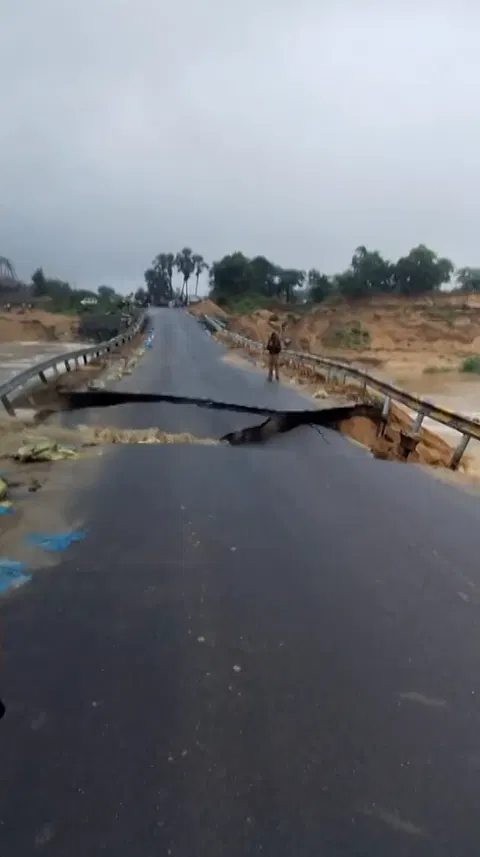 Part of bridge washed away in Alirajpur; Gujarat Baroda route disrupted