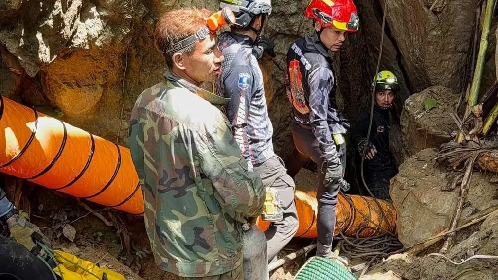 Search continues for seven villagers trapped in flooded Laos cave