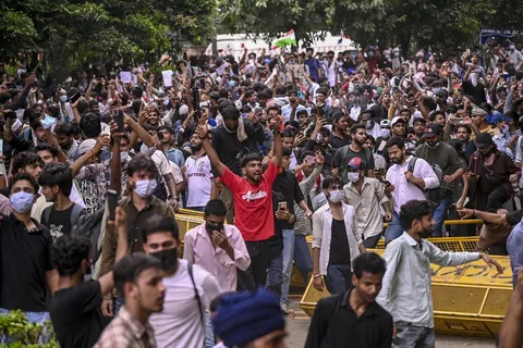 Watch: Dharmendra Pradhan’s resignation trigger wild celebrations at Jantar Mantar