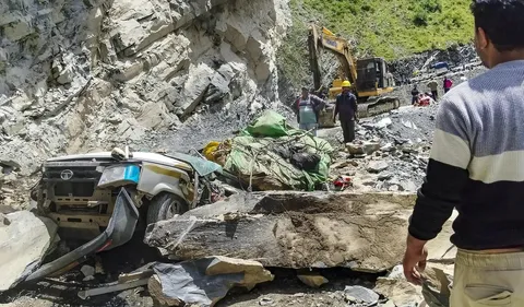 Several killed after boulders crush taxi In Himachal Pradesh