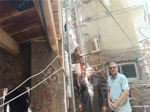 مدير عام مديرية المعلا يتفقد موقع انهيار ممر إحدى العمائر في حي الكبسة ويوجه بسرعة إعداد المعالجات
