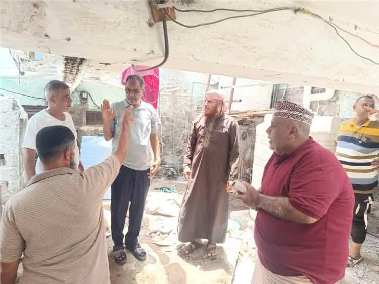 مدير عام مديرية المعلا يتفقد موقع انهيار ممر بإحدى عمائر حي الكبسة ويوجه بسرعة إعداد المعالجات الفنية