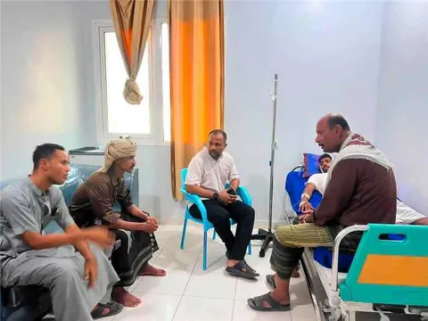الوكيل المساعد باعلوي يطمئن على المواطن محمد بن خميس ويدين الاعتداء عليه ويشيد بإجراءات ملاحقة الجناة في أبين
