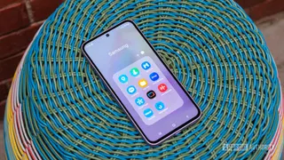 A weird Galaxy bug is making home screen folders spill onto other pages