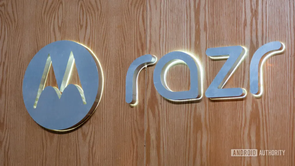 Motorola’s wide Razr looks small, chunky, and powerful in detailed new leaks
