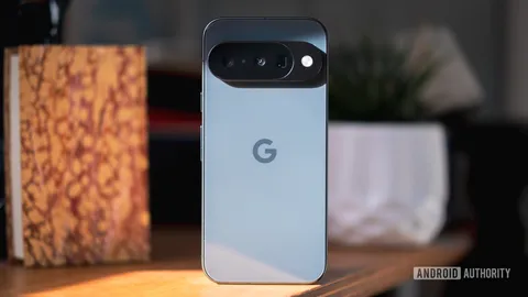 A Google Store shipping blunder swapped a Pixel 10 for a Motorola Razr