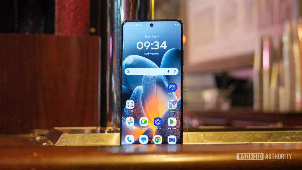 Motorola’s Signature 27 appears in new teaser featuring a giant camera island