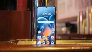 Motorola’s Signature 27 appears in new teaser featuring a giant camera island