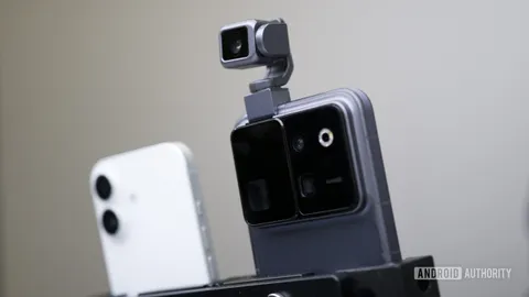 It’s official: That crazy gimbal-toting Robot Phone has dual 200MP cameras, loads of features