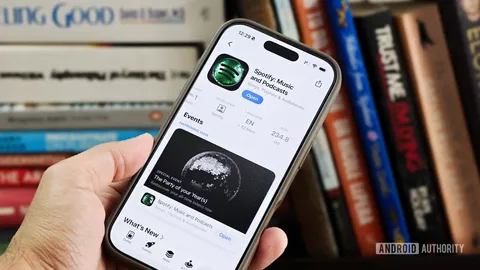 Spotify’s disco ball icon wasn’t exactly a hit, so it’s heading out