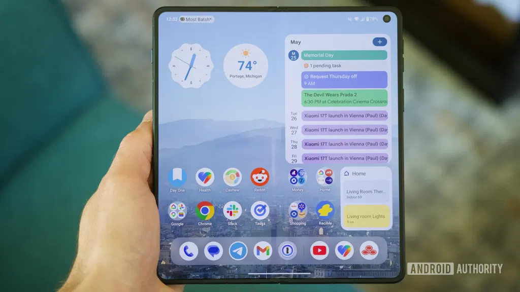 Verizon is finally catching up with Motorola’s latest foldables